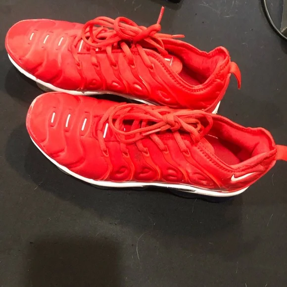 Nike women’s Vapormax plus sneakers red 8 - Picture 3 of 5